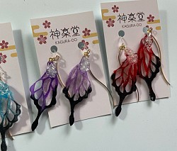 蝶の羽の耳飾り