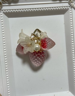 イチゴの髪飾り